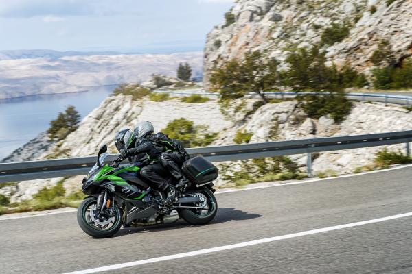 Kawasaki Ninja 1000SX - riding